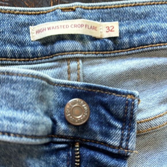 Levi’s High Wasted Crop Flare - Picture 2 of 3